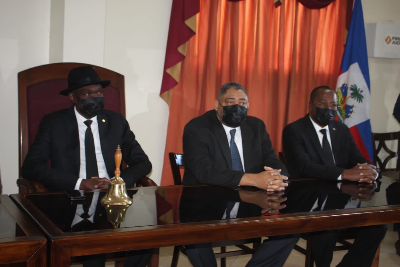 Les sénateurs s’accrochent à leur mandat