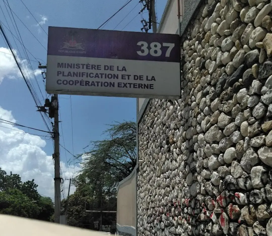 Des militants se sont massés devant le ministère de la Planification