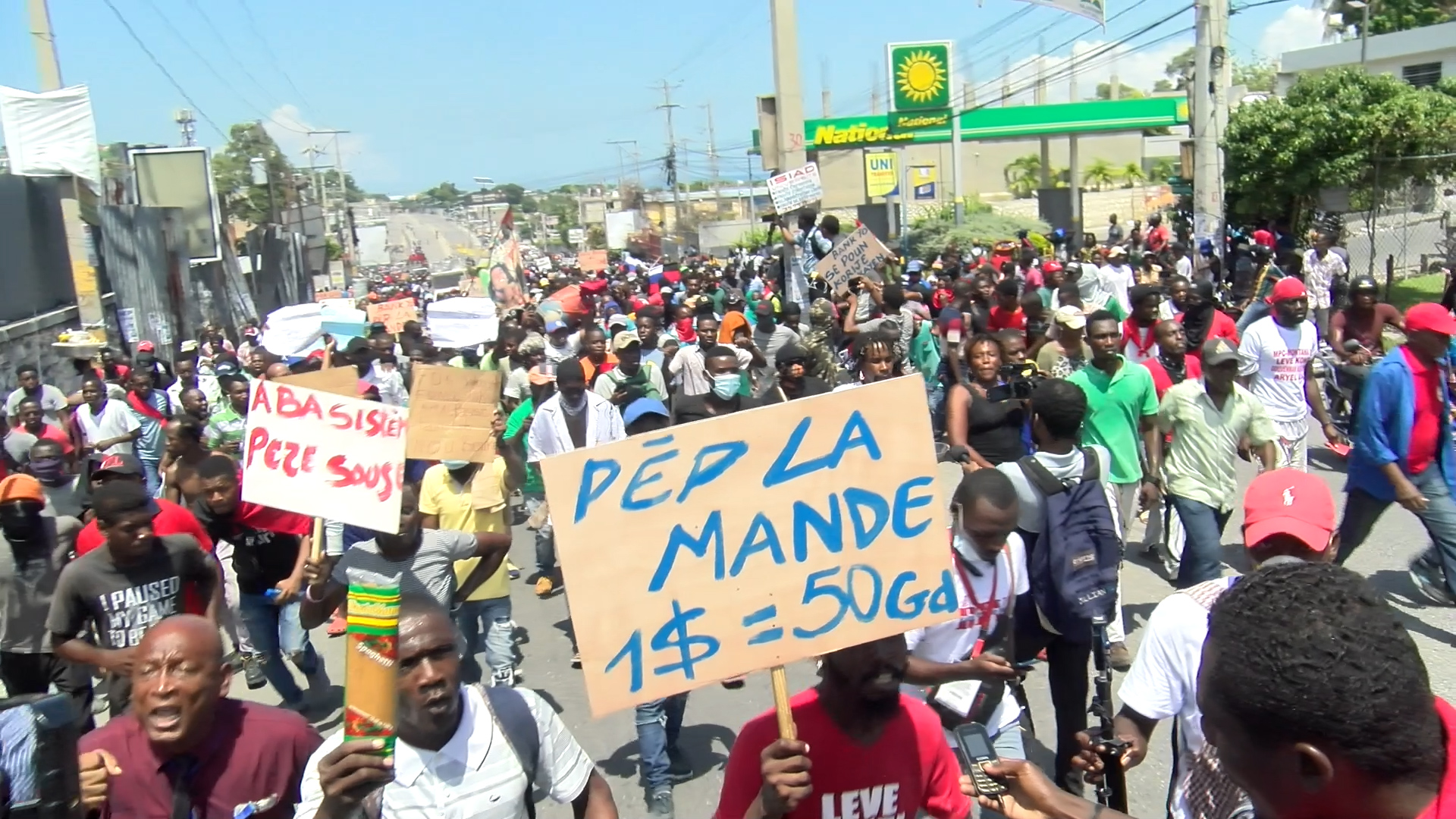 La population manifeste et réclame un changement profond