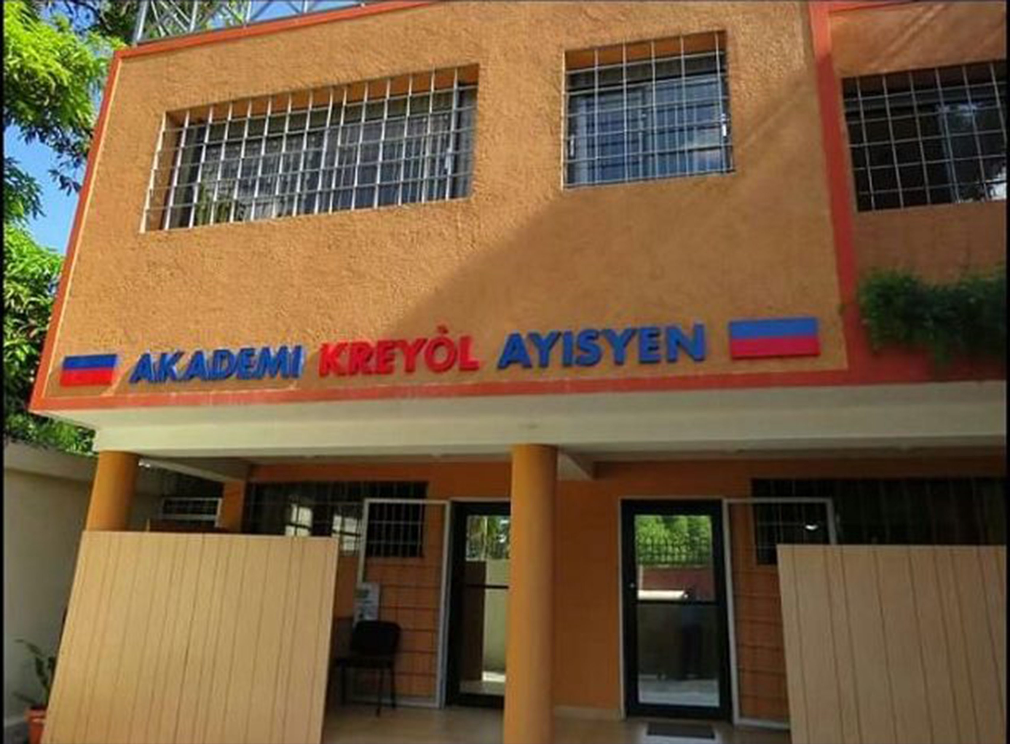 Lang Kreyòl nan tan lakoloni ak nan Konstitisyon nou yo