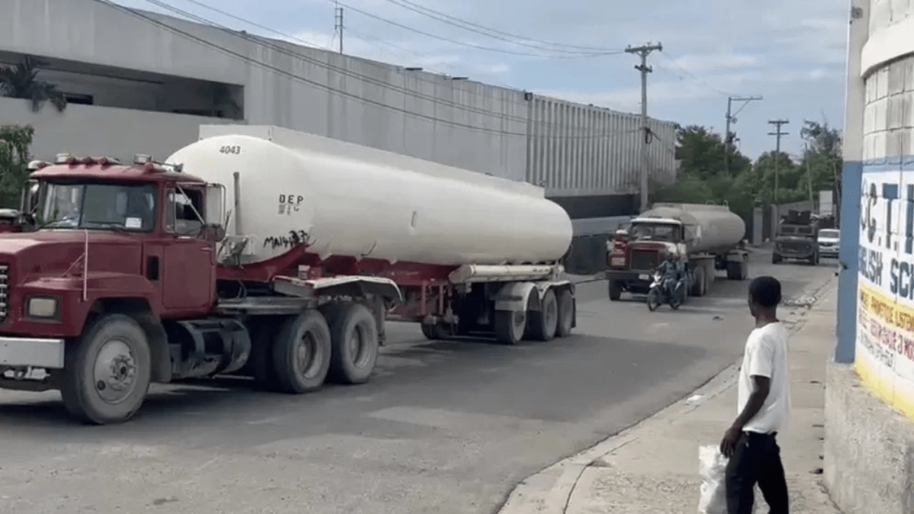 Des bandits détournent des camions-citernes de carburant au profit du marché noir