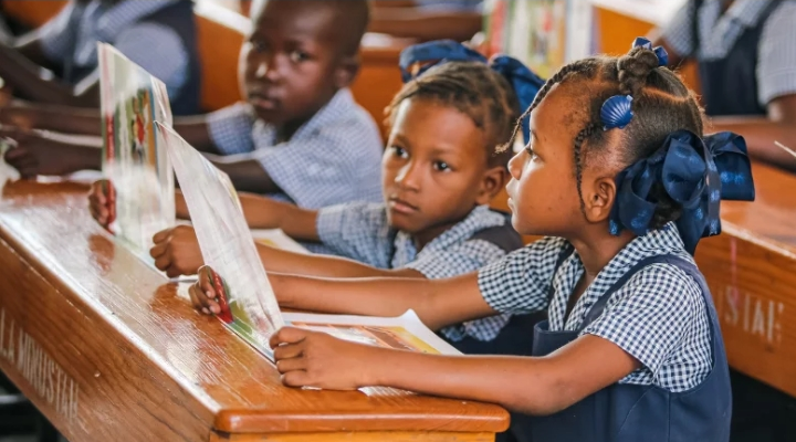La fréquentation de l'école et l'intérêt pour l'apprentissage sont des priorités pour de nombreux jeunes Haïtiens