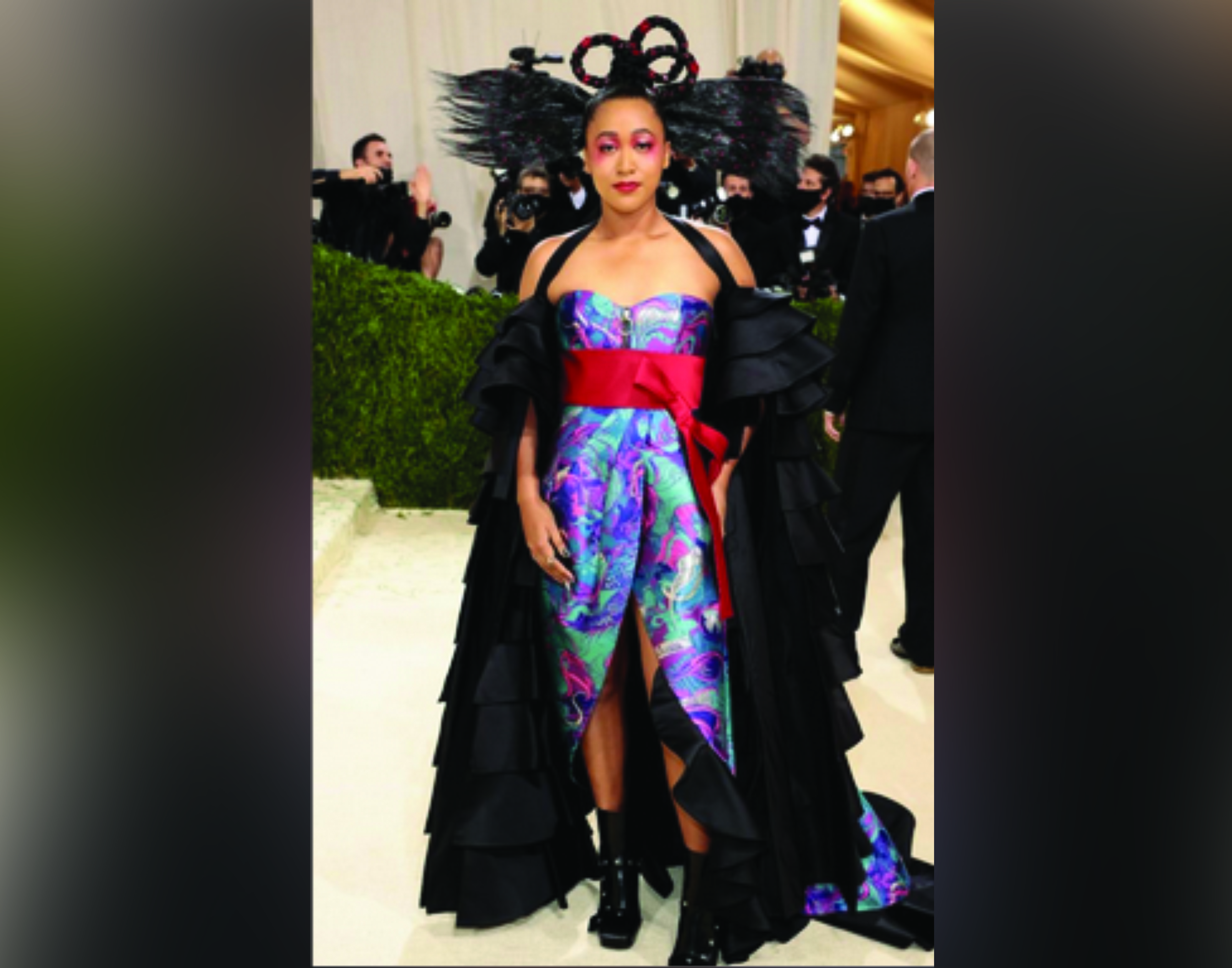 Naomi Osaka a rendu un vibrant hommage à ses origines haïtienne et Japonaise au Met Gala 2021 qui s'est déroulé le 13 septembre dernier au Metropolitan Museum of art de New York, aux États-Unis