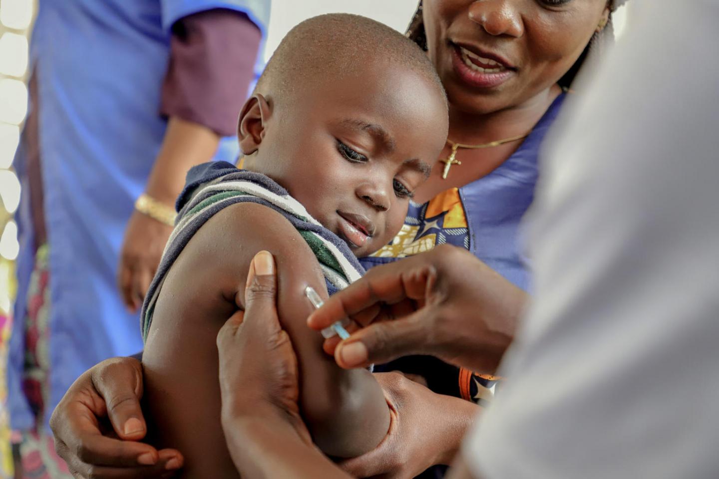 Vaccination : Liam Neeson, ambassadeur de bonne volonté de l’UNICEF, appelle les gouvernements à accroître les investissements