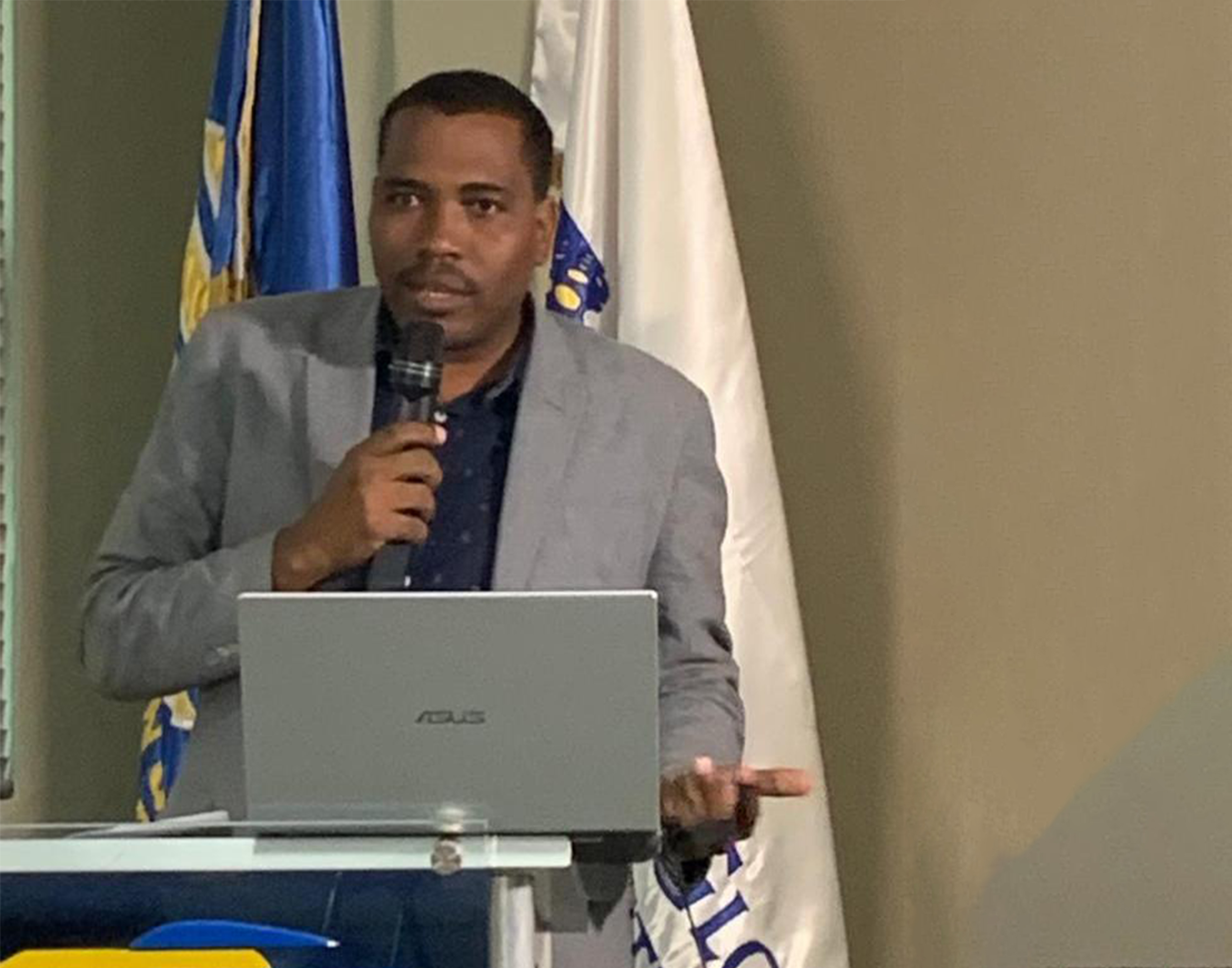 Hubermane Ciguino, nouveau docteur en économie de l'université Quisqueya
